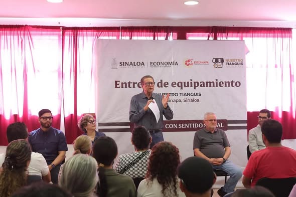 Fortalecen Economía de Tianguistas con entrega de equipamiento del Programa “Nuestro Tianguis”.