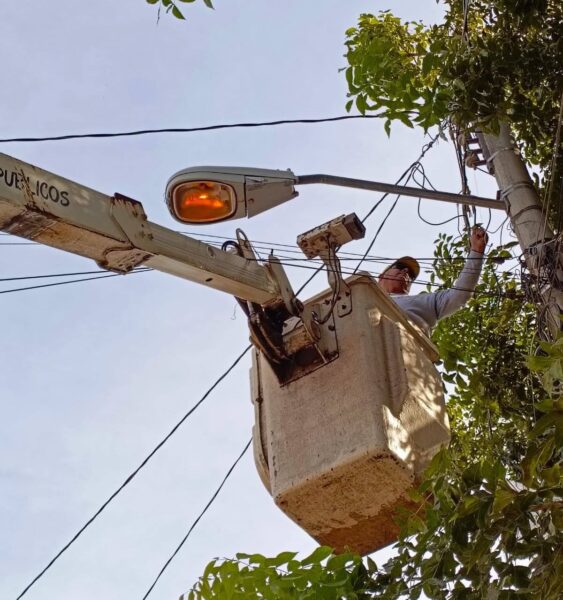Personal de Obras Públicas rehabilita alumbrado público en la colonia Pueblo Nuevo