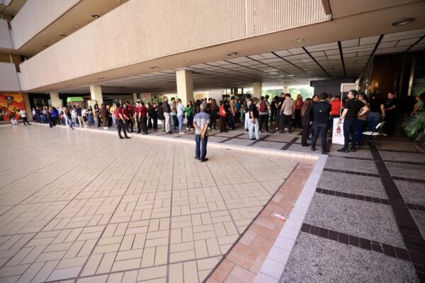 *Alta afluencia en módulo de vacunación contra el sarampión en Palacio de Gobierno*