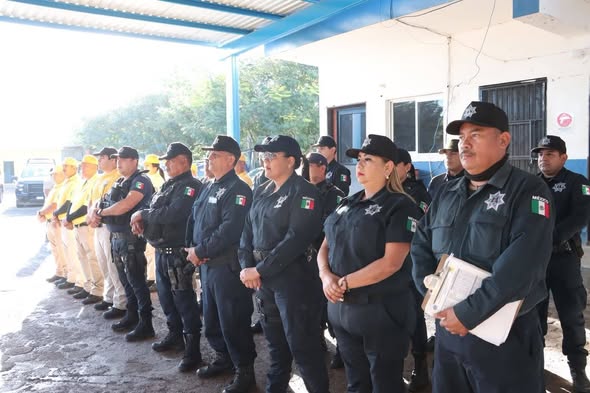 Claudia Valdez entrega uniformes a personal de Seguridad Pública.