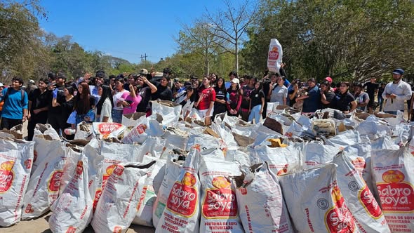 Más de 300 personas se suman a limpiar el río Presidio en la quinta edición del Picnic en el Río 2026