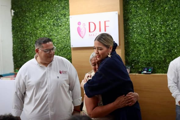 *Entrega Estrella Palacios apoyos económicos a personas con discapacidad*