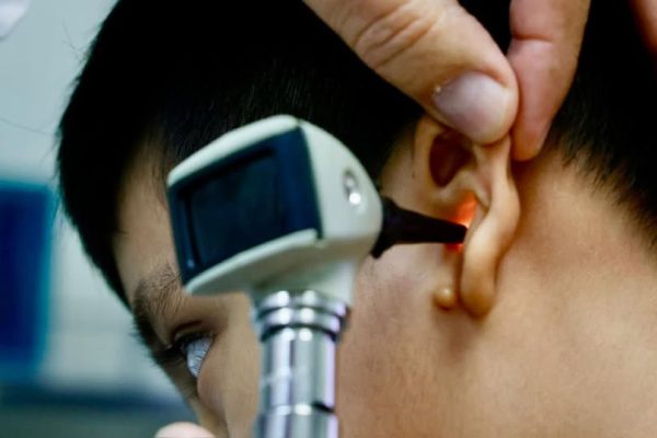 *Otorga Beneficencia Pública vibradores óseos a pacientes con problemas auditivos*