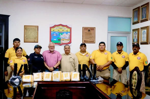 Entrega Gobierno de Escuinapa equipo de protección a elementos de Protección Civil para la temporada de lluvias