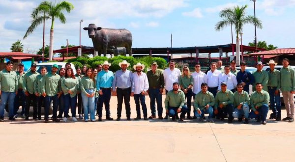 *Se fortalece equipo vehicular y técnico en contra del gusano barrenador del ganado en Sinaloa; Ismael Bello Esquivel entrega 10 camionetas más al CEFPPS*