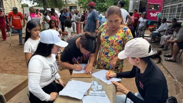 Entrega de apoyos por lluvias en El Colorado, Ahome