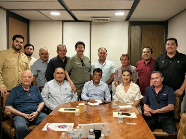 *Constructores acuerdan trabajar en unidad con el nuevo Secretario de Obras, Manuel Acosta Bernal*