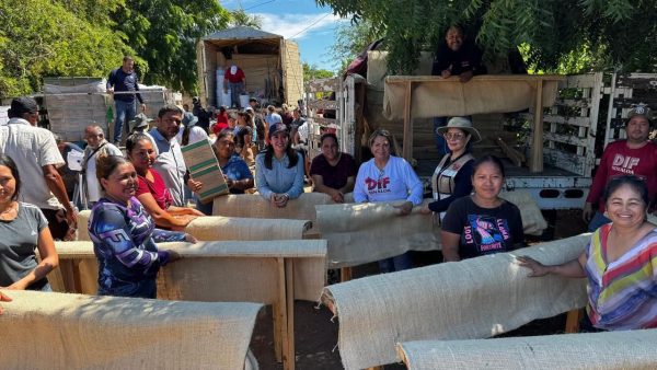 *Gobierno del Estado otorga apoyos a 175 familias de La Pitahaya, Guasave*