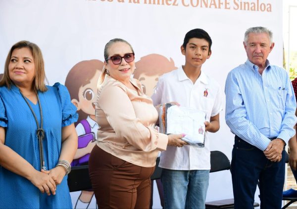 *Entrega el Gobierno de Sinaloa, a través de la SEPyC, uniformes, calzado y útiles gratuitos a estudiantes de CONAFE en Villa Juárez*